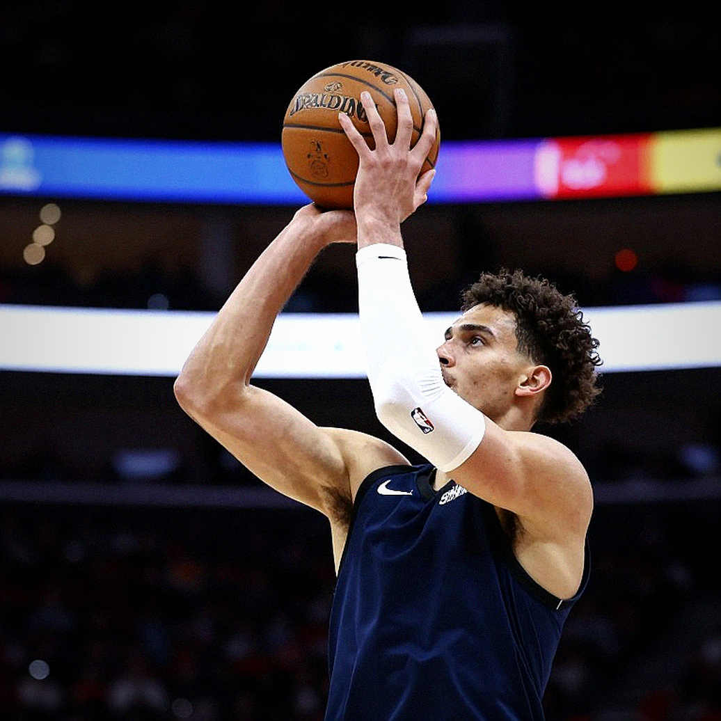 Curry 38 tuổi, hợp đồng 62 triệu đô và cuộc gọi không ai nhấc máy